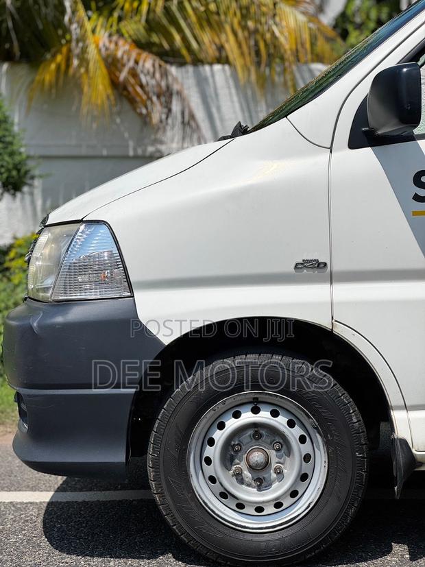 Toyota HiAce 2013 White · Photo 2