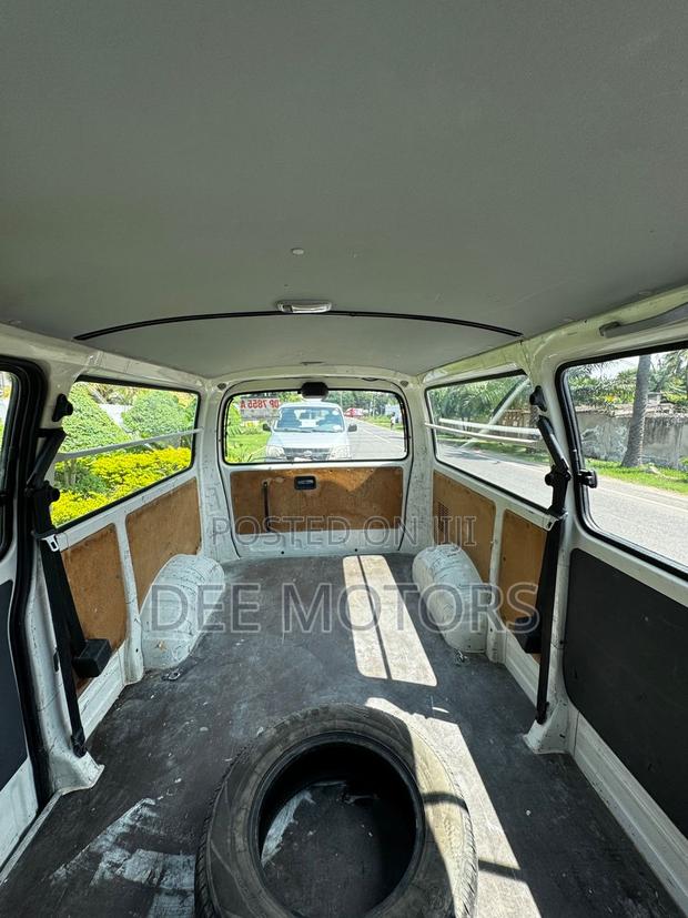Toyota HiAce 2013 White · Photo 4