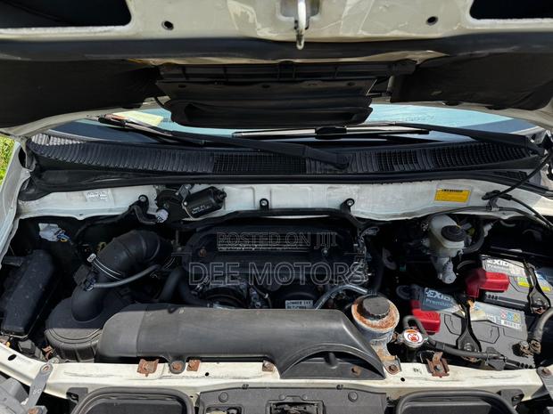 Toyota HiAce 2013 White · Photo 5