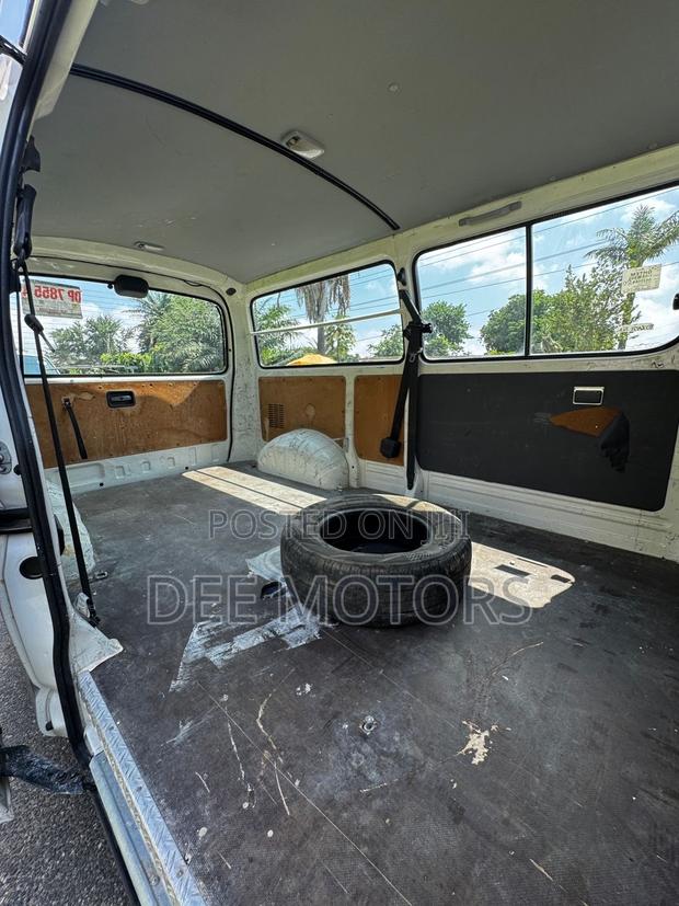 Toyota HiAce 2013 White · Photo 6