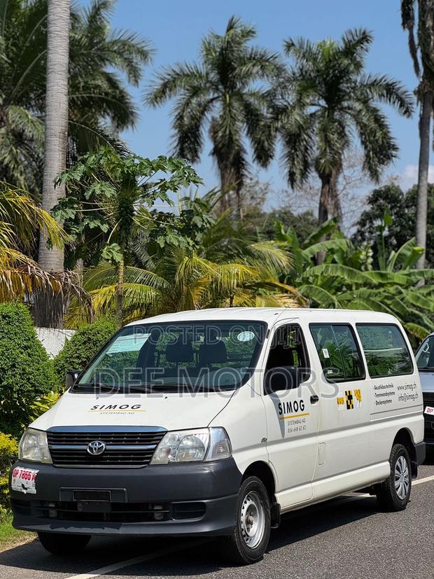 Toyota HiAce 2013 White · Photo 3