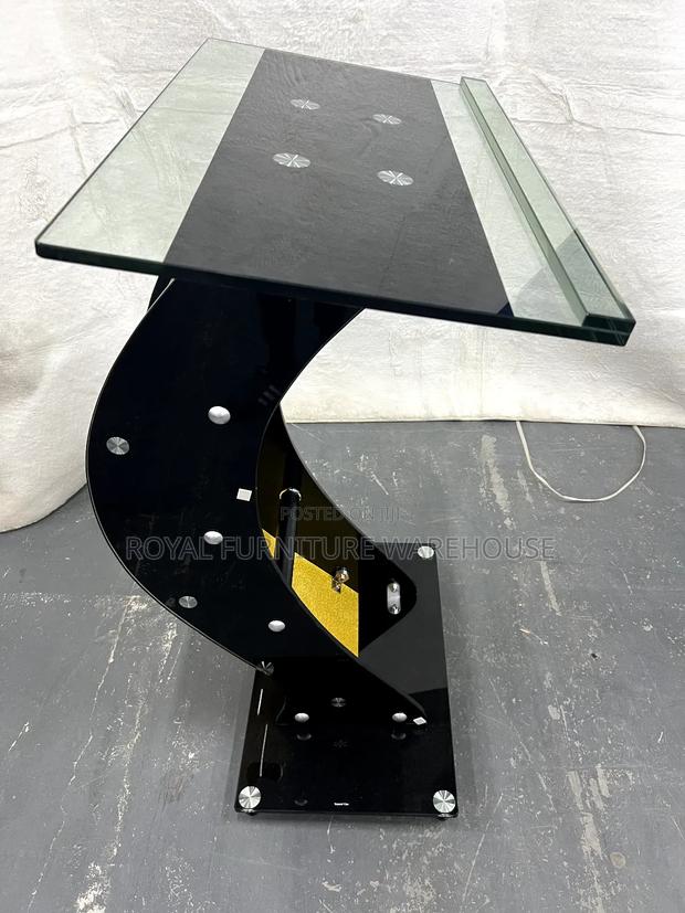 Fully Tempered Glass Curved Preaching Pulpit · Photo 2