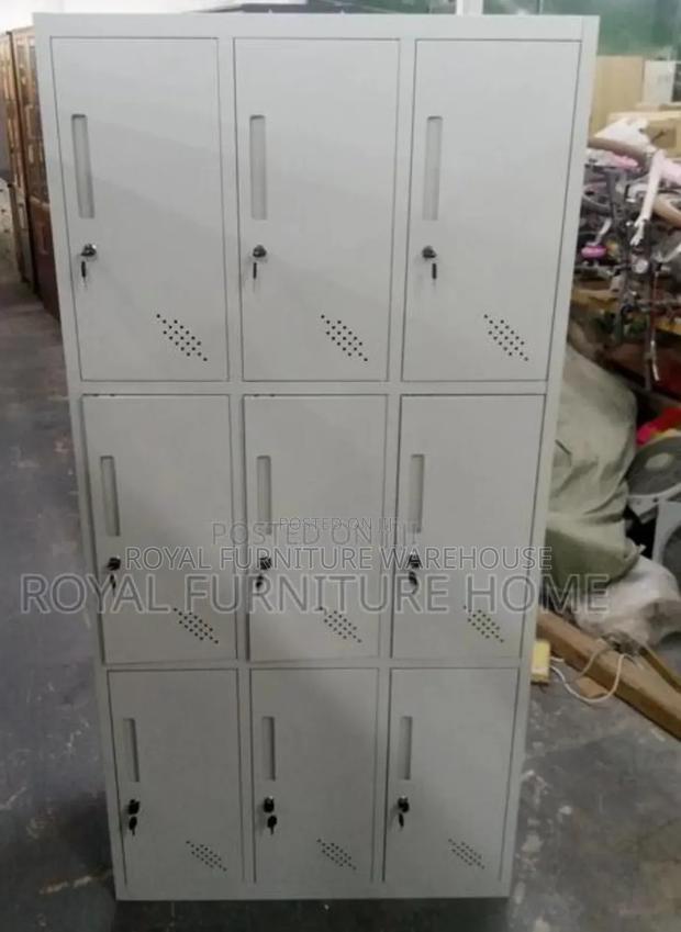 9 Lockers Metal Cabinet · Photo 1