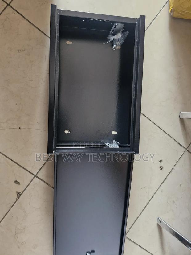 2u Rack With Fan · Photo 2