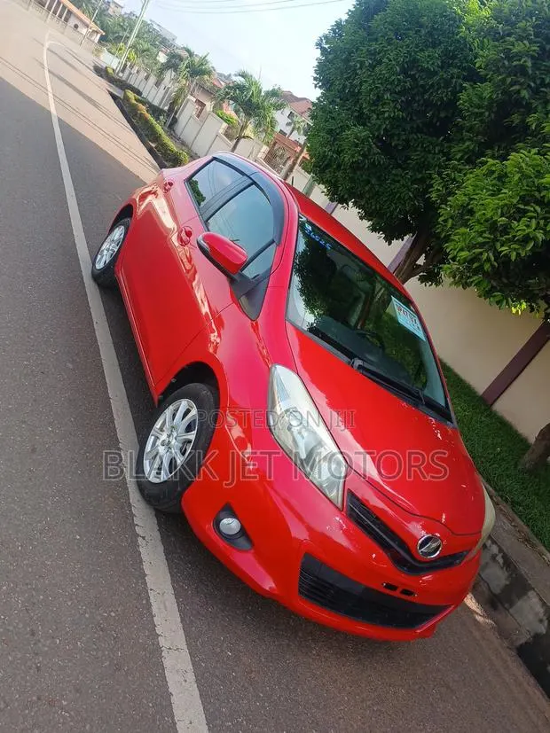 Toyota Vitz 1.3 FWD 5dr 2013 Red · Photo 1