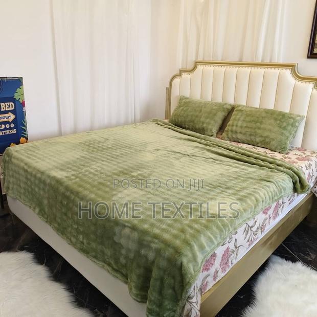 Green Blanket and 2 Pillow Cases · Photo 1