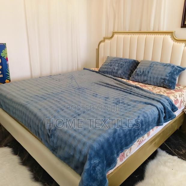 Dark Grey Heavy Blanket With 2 Pillow Cases · Photo 1