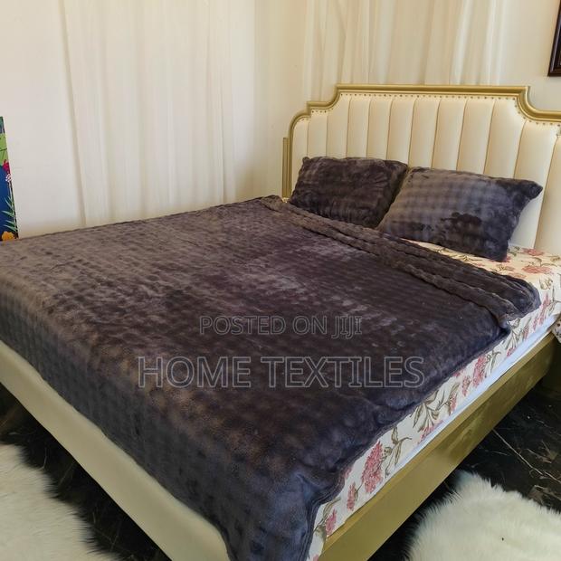 Charcoal Grey Blanket With 2 Pillow Cases · Photo 1