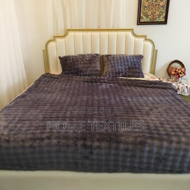 Blanket With 2 Pillow Cases for the Cold Weather · Photo 1