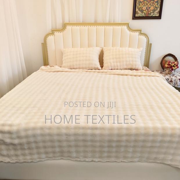 Off White Sleeping Blanket With 2 Pillowcases · Photo 1