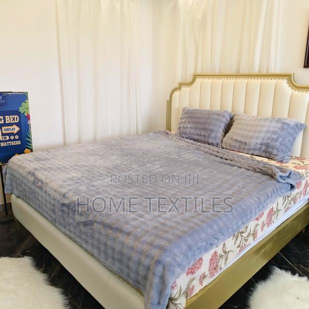 Sherpa Blanket With 2 Pillow Cases · Photo 1