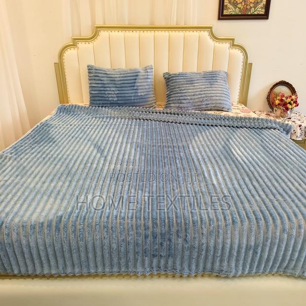 Stripped Pattern Blankets With 2 Pillow Cases · Photo 1