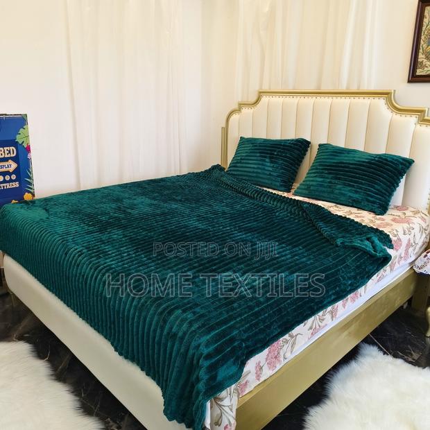Dark Green Blanket With 2 Pillow Cases · Photo 1