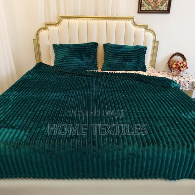 Dark Green Striped Pattern Blanket With 2 Pillow Cases · Photo 1