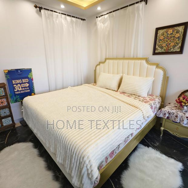 Off-White Striped Blanket With 2 Pillow Covers · Photo 1