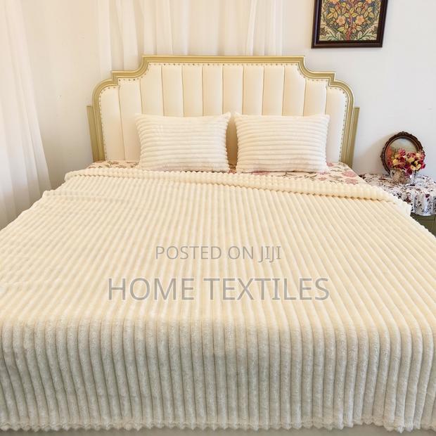 Fresh Blankets With 2 Pillow Covers · Photo 1