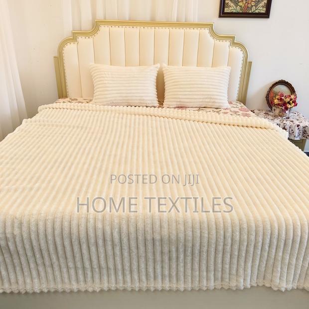 Brand New Off White Blanket With 2 Pillow Cases · Photo 1