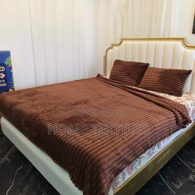 Coffee Brown Blanket With 2 Pillow Cases · Photo 1