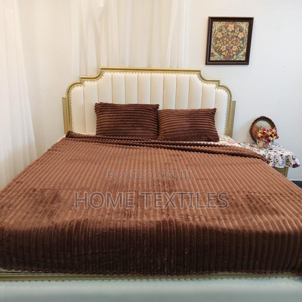 Dark Brown Blanket With 2 Pillow Cases · Photo 1