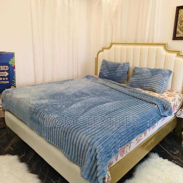 Sleep Friend Stripped Blanket With 2 Pillow Cases · Photo 1