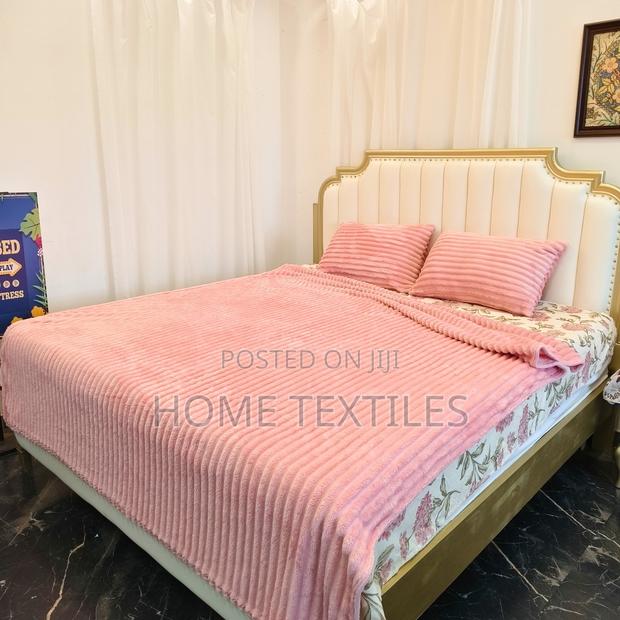 Pinky Blanket With 2 Pillow Cases · Photo 1