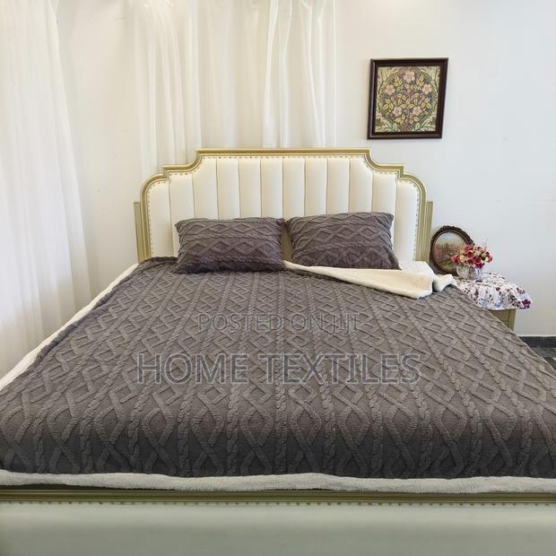 Dark Grey Sherpa and Reversible Blanket and 2 Pillowcases · Photo 1