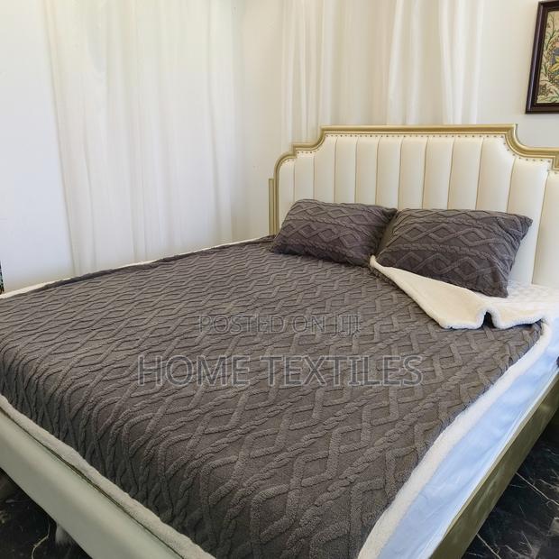 Zigzag Pattern Reversible Blanket With 2 Pillowcases · Photo 1
