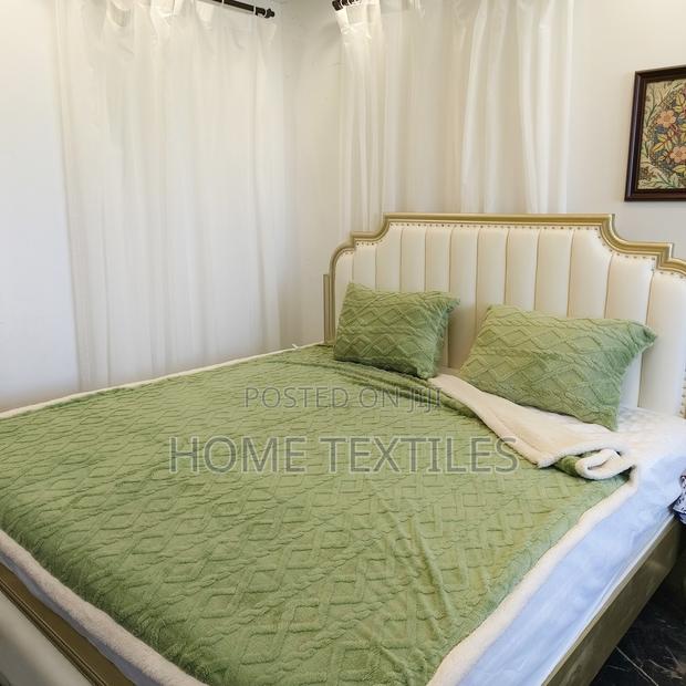 Green Reversible Sherpa Blanket With 2 Pillow Cases · Photo 1