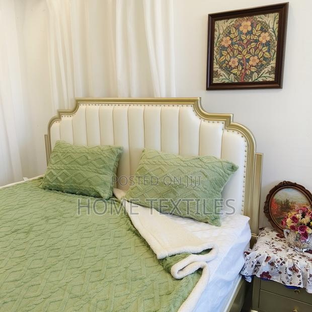 Reversible Green Blanket With 2 Pillow Covers for All Bed · Photo 1
