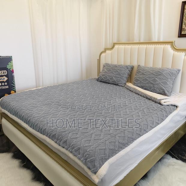 Original Reversible Sherpa Blanket With 2 Pillow Cases · Photo 1