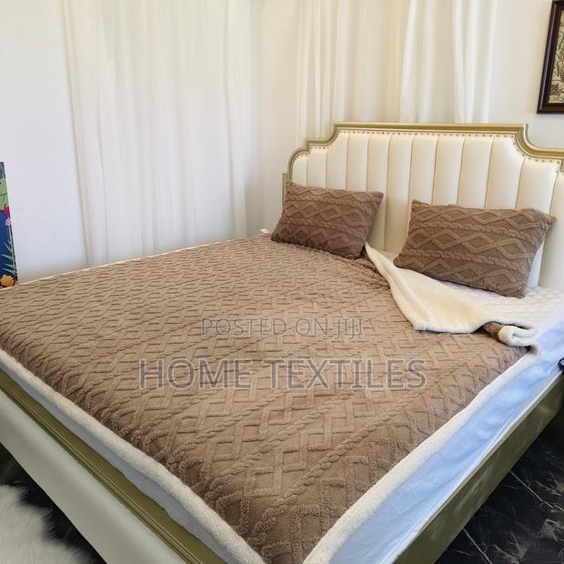 Sleep Friendly Reversible Sherpa Blanket With 2 Pillowcases · Photo 1