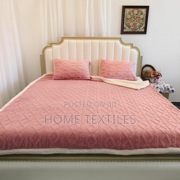 Pink Zigzag Pattern Reversible Blanket With 2 Pillow Covers · Photo 1