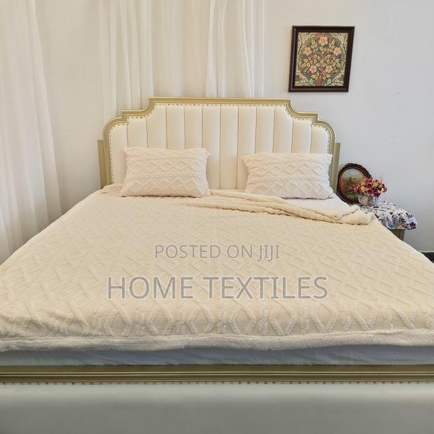 Reversible Offwhite Zigzag Pattern Blanket With 2pillowcases · Photo 1