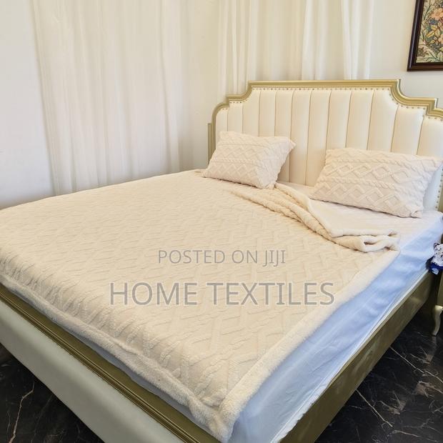 Offwhite Reversible Sherpa Blanket With 2 Pillowcases · Photo 1