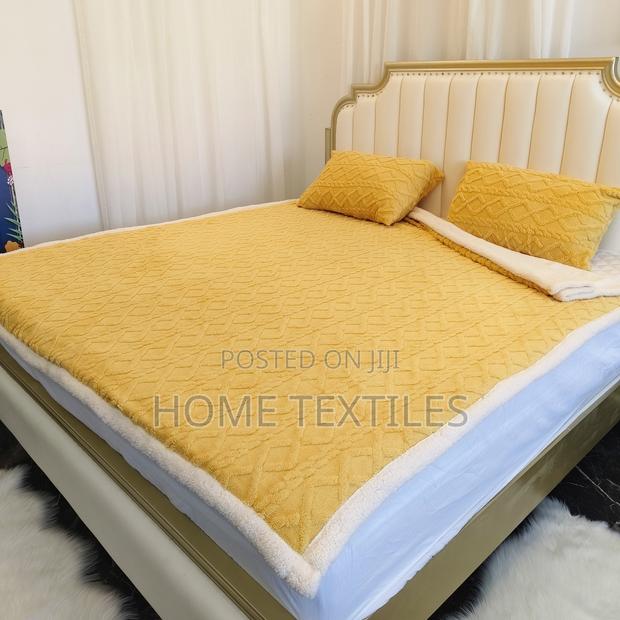 Yellow Sherpa Reversible Blanket With 2 Pillow Cases · Photo 1