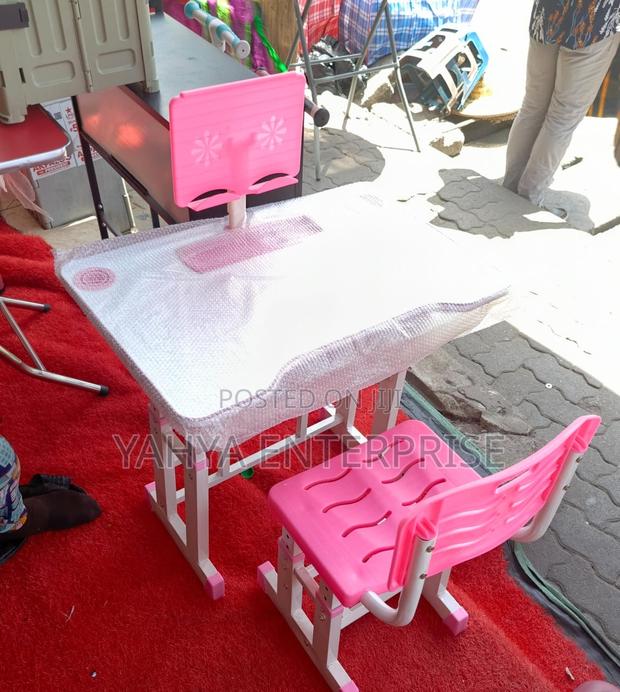 Kids Table N Chairs · Photo 1