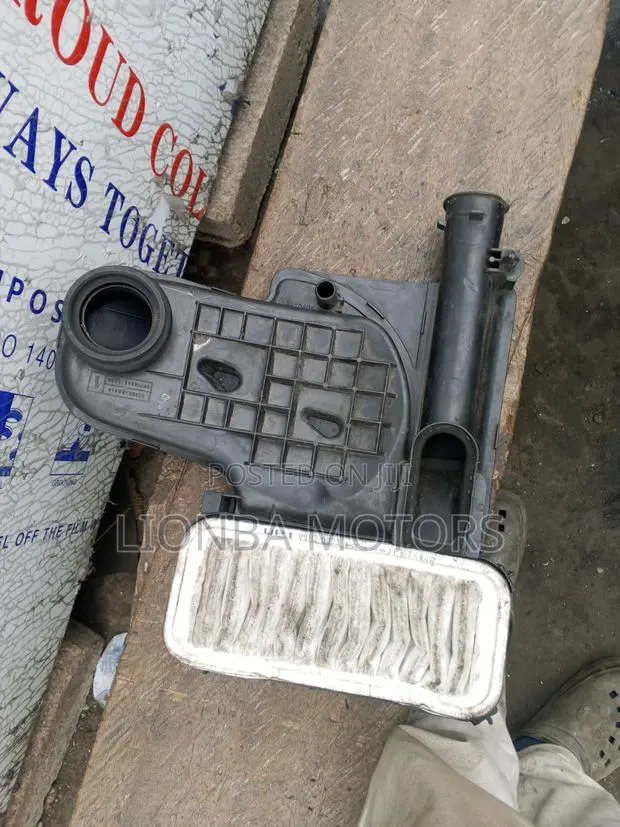 Vitz( 3 Plug ) 2010 Air Cleaner Box · Photo 1