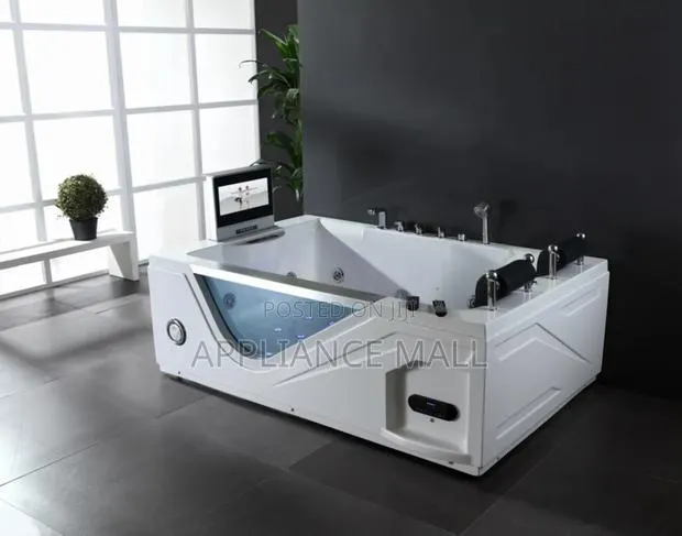 Luxurious Bathtub Jacuzzi · Photo 1