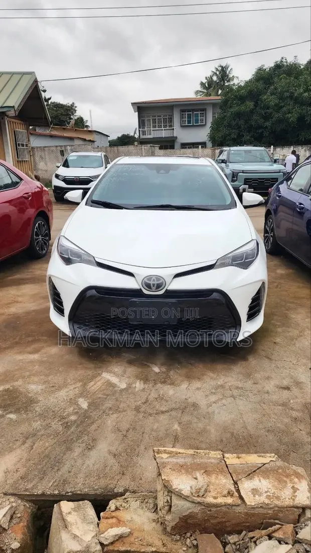 Toyota Corolla SE (1.8L 4cyl 2A) 2018 White · Photo 1