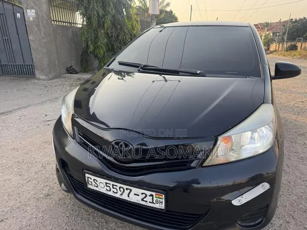 Toyota Yaris 2012 Black · Photo 1