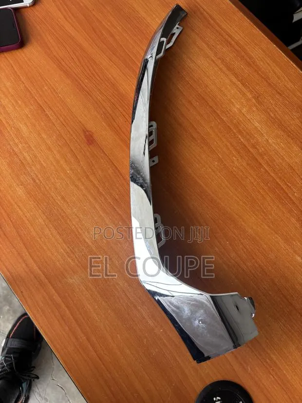C300 / W205 Lower Bumper Chrome Trim 2015-2016-2017-2018-2019-2020 · Photo 1
