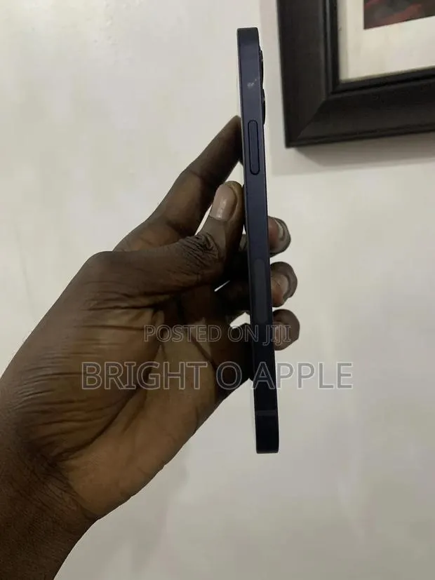 New Apple iPhone 12 128 GB Black · Photo 1