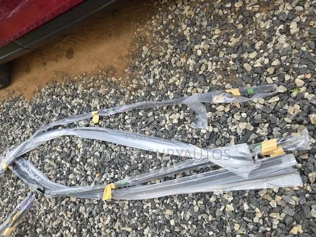 Honda CRV 2017-2022 Roof Moulding Pair · Photo 1