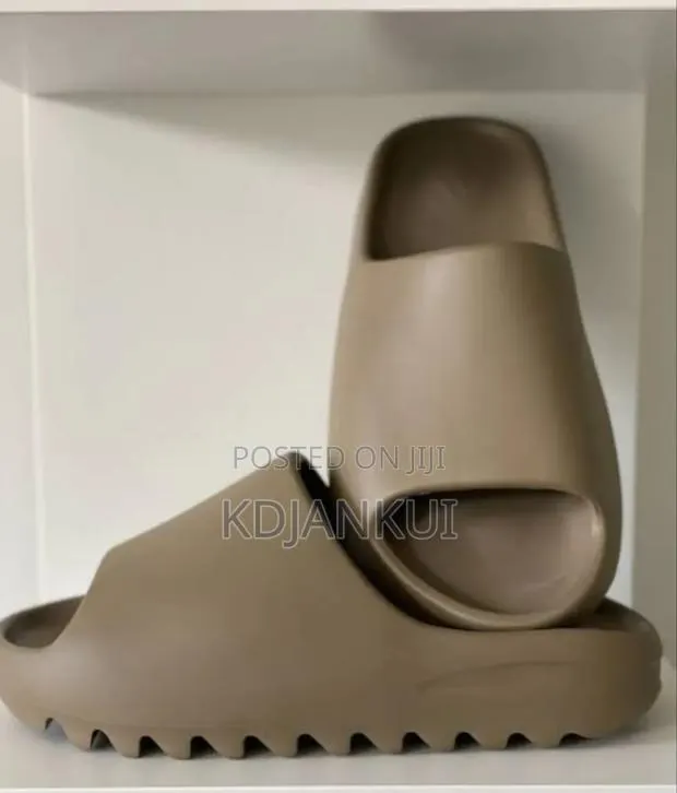 Yeezy Slides · Photo 2
