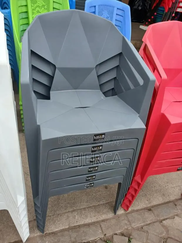 Diamond Plastic Chair · Photo 1