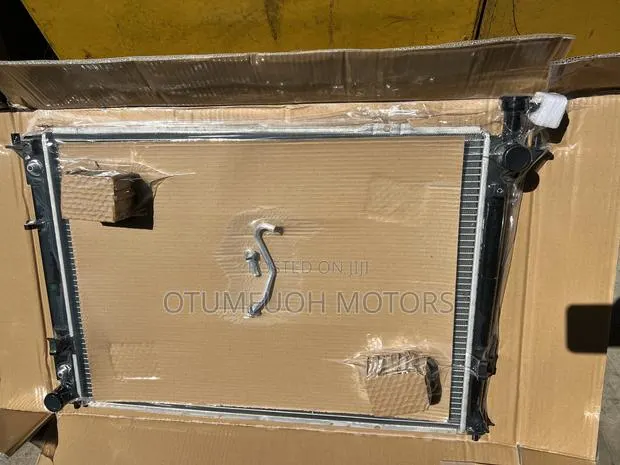 Hyundai Santa Fe 2012 ,2013,14,15-2018 Radiator (Water Tank) · Photo 1