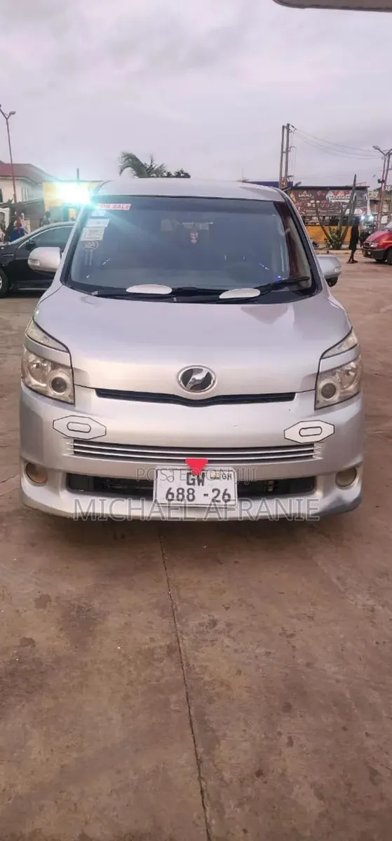 Toyota Voxy V 2WD 8-Seater 2012 Silver · Photo 1