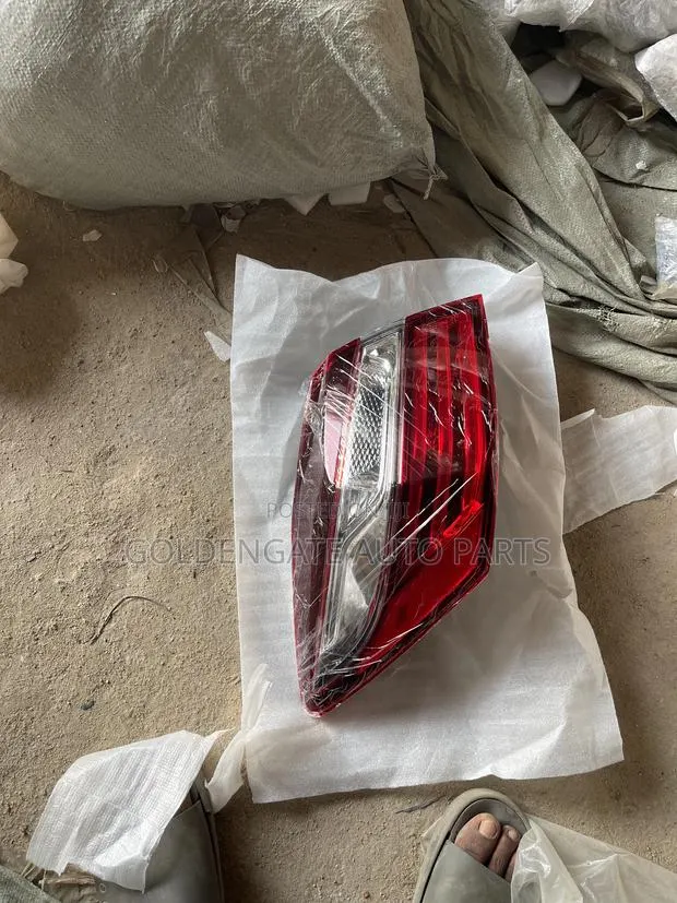 Honda Accord 16 Tail Light · Photo 1