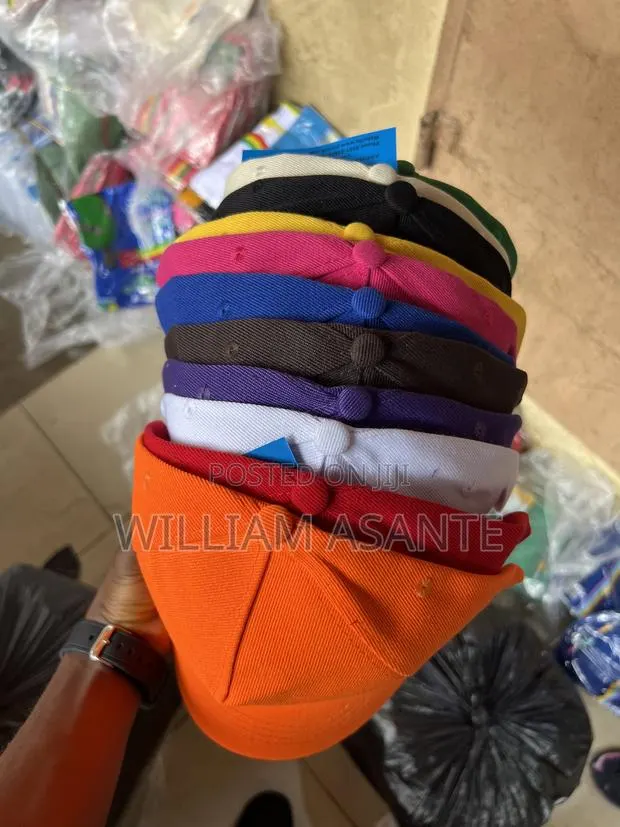 Plain Baseball Caps in All Colors · Photo 4