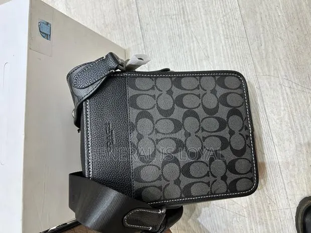 Coach Side Bag / Black Color · Photo 1